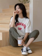 ホワイトのプリントTシャツ 着用 座って