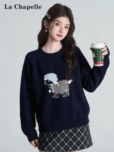 小羊ジャカードニット 着用 カップを持ったポーズ