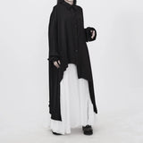 ブラックのロングシャツ 着用 斜め 袖口ギャザー