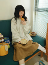 チェック柄パフスリーブシャツ 着用 腰かけて