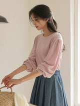 くすみピンクの長袖Tシャツ 着用 斜め