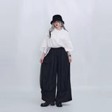 ブラックのワイドパンツ 着用 帽子とコーディネート