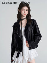 レザー ライダースジャケット 着用 バッグを持ったポーズ