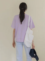 ライラックのTシャツ 着用 後ろ姿 トートバッグを肩に