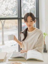 ボーダー中袖Tシャツ カーキ 着用 正面 マグカップを持って
