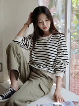 ボーダー長袖Tシャツ 着用 窓辺に座って 雑誌を見て
