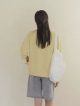 ライトイエローのTシャツ 着用 後ろ姿