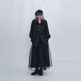 ブラックのしわ感シャツ 着用 全身