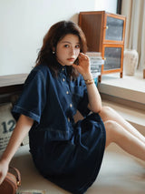 ダークネイビーのデニムシャツワンピース 着用 座りポーズ（販売外の色）