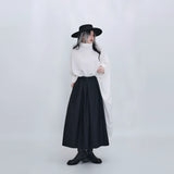 ホワイトのロングシャツ 着用 ブラックスカートと