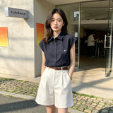 ホワイトのハーフパンツ 着用 ネイビーのトップスに合わせて