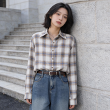 ベージュチェックの起毛シャツ 着用 手をポケットに