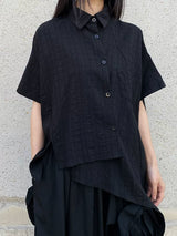ブラックの織り柄シャツ 着用 前裾のアップ