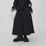 ブラックのスカートパンツ 着用 斜め