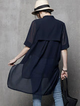ネイビーのシフォンロングシャツ 着用 後ろ姿