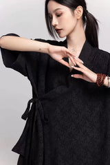 ブラックの刺繍シャツ 着用 バストアップ