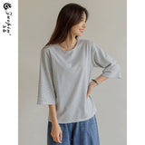 ブルーのピンストライプTシャツ 着用 横向き