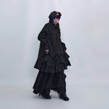 ブラックのフリルロングシャツ 着用 斜め