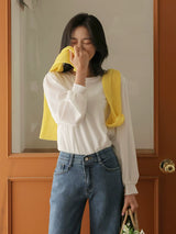 ホワイトの長袖Tシャツ 着用 顔を隠して