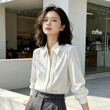 ホワイトのシフォン調シャツ 着用 斜め向き
