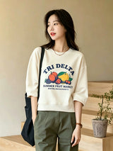 クリームのコットンTシャツ フルーツ柄 TRI DELTA 着用