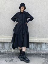 ブラックのロングシャツワンピース 着用 手を腰に