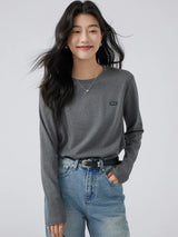 ダークグレーのワッペン付き 長袖Tシャツ 着用 ベルトを合わせたポーズ