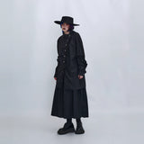 ブラックのフリルロングシャツ 着用 斜め向き