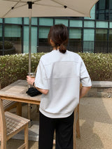グレーのTシャツ 着用 後ろ姿