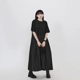 ブラックのロングワンピース 着用 全身 斜め