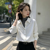 ホワイトの起毛シャツ 着用 バストアップ