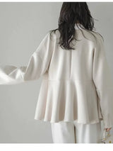 ベージュのダンボールニット ペプラムジャケット 着用 後ろ姿 ペプラムの裾
