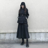 ブラックのロングスカート 着用 ジャケット合わせ