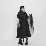 ブラックのシャツワンピース 着用 チュールを広げたポーズ