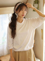 ホワイトのTシャツ 着用 髪に手を添えて