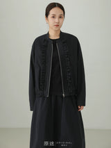 ブラックのジャケット 着用 斜め向き