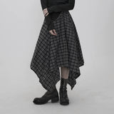 ブラックチェックのスカート 着用 斜め