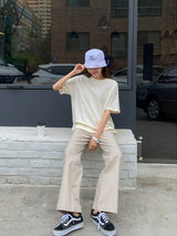 クリームのTシャツ 着用 ベンチの前に立って 全身