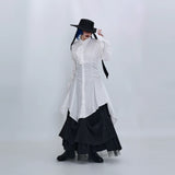 ホワイトのロングシャツ 着用 斜め