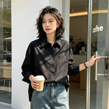 ブラックの長袖シャツ 着用 コーヒーを持ってドアを開けて