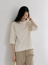 クリームの無地Tシャツ 着用 横向き