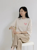 クリームのTシャツ 座りポーズ ピンクのハート柄（販売外）