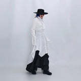 ホワイトのロングシャツ 着用 裾のアシンメトリー