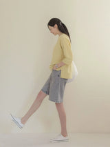 ライトイエローのドロップショルダーTシャツ 着用 全身 デニムパンツと