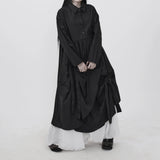 ブラックのギャザー シャツワンピース 着用 側面