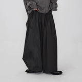 ブラック×ストライプのスカートパンツ 着用 後ろ寄り