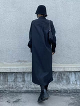 ブラックのシャツワンピース 着用 後ろ姿