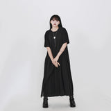 ブラックのレイヤードワンピース 着用 手を合わせた姿