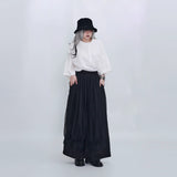 ブラックのワイドパンツ 着用 立ちポーズ