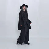 ブラックの解体シャツ 着用 後ろ姿